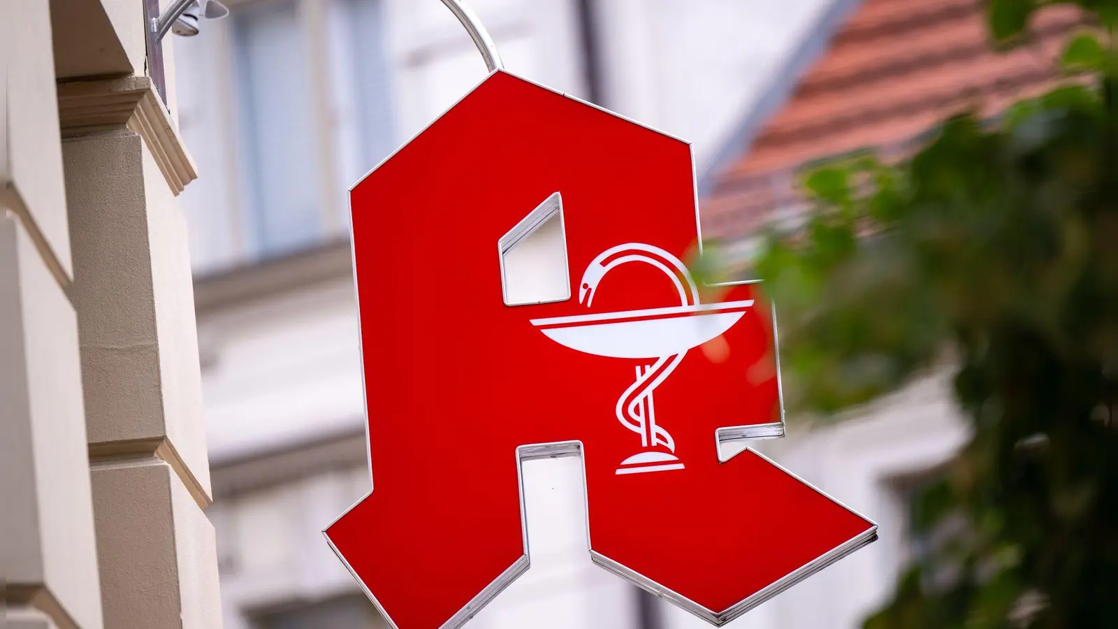 Kann auch Impfen: Einige Gesundheitsdienstleistungen gibt es auch in der Apotheke - oft geht es hier schneller als beim Arzt. (Foto: Monika Skolimowska/dpa)