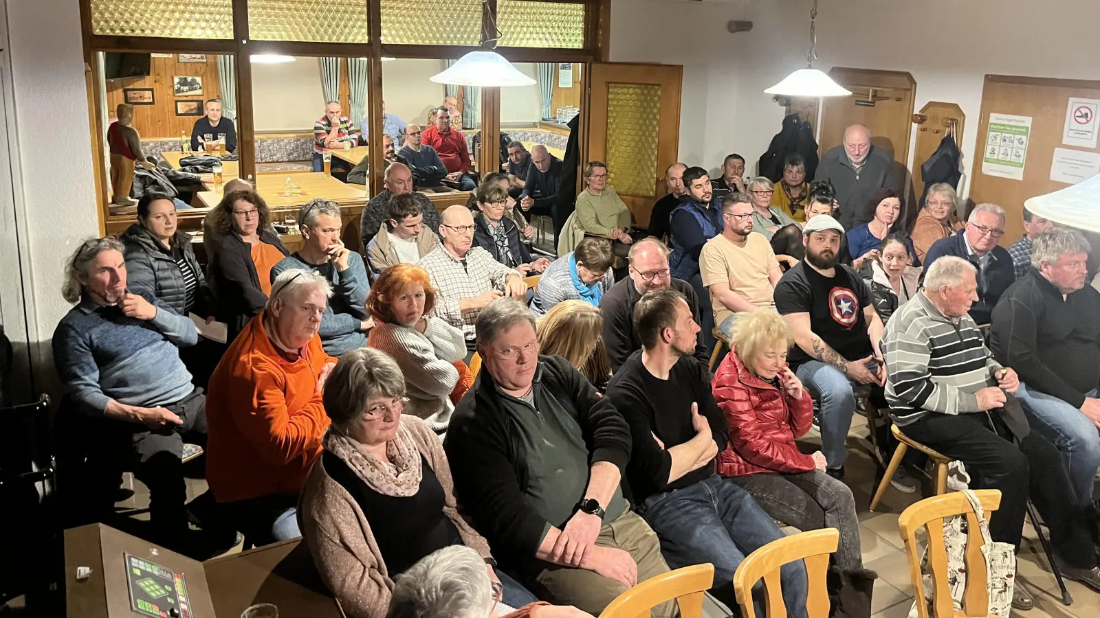 Voll war es bei der Bürgerversammlung im Abtsgreuther Keglerheim. Der Austausch brachte zumindest ein bisschen Frieden in das angespannte Verhältnis zwischen Bürgern und Gemeinde zurück. (Foto: Volker Raab)