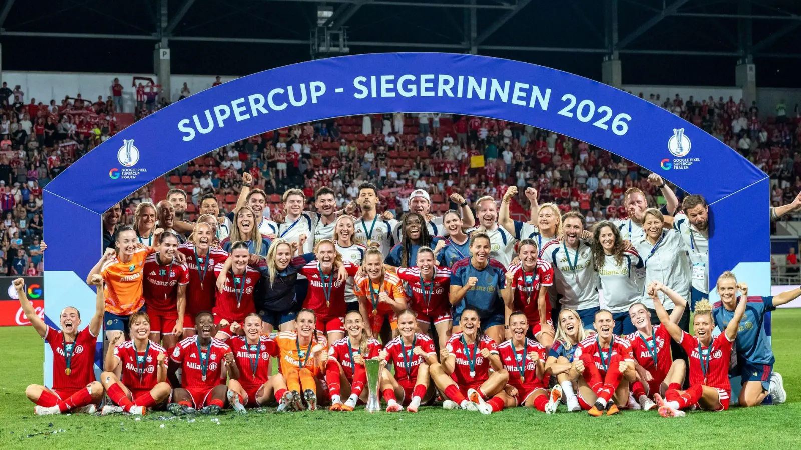 Wieder geschafft. Die Bayern-Frauen holen erneut den Supercup. (Foto: Peter Kneffel/dpa)