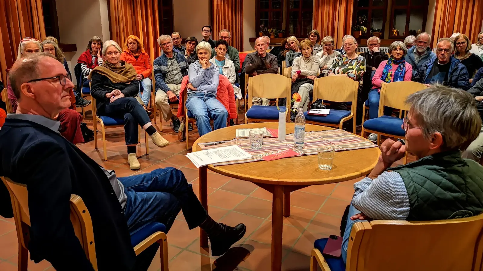 Was Dr. Anna Abitbol im Gespräch mit Pfarrer Dr. Oliver Gußmann zu erzählen hatte, stieß auf reges Interesse. Die Veranstaltung ging im Gemeindehaus St. Jakob über die Bühne. (Foto: Jürgen Binder)