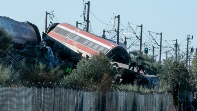 Waggons stürzten einen Bahndamm hinunter. (Foto: Juanma Jiménez/EUROPA PRESS/dpa)