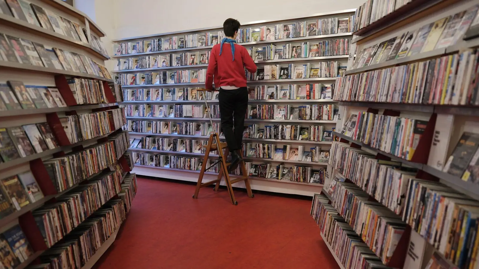 Blick in die Räume der Videothek des Filmkunstvereins Format in Halle. (Foto: Sebastian Willnow/dpa)