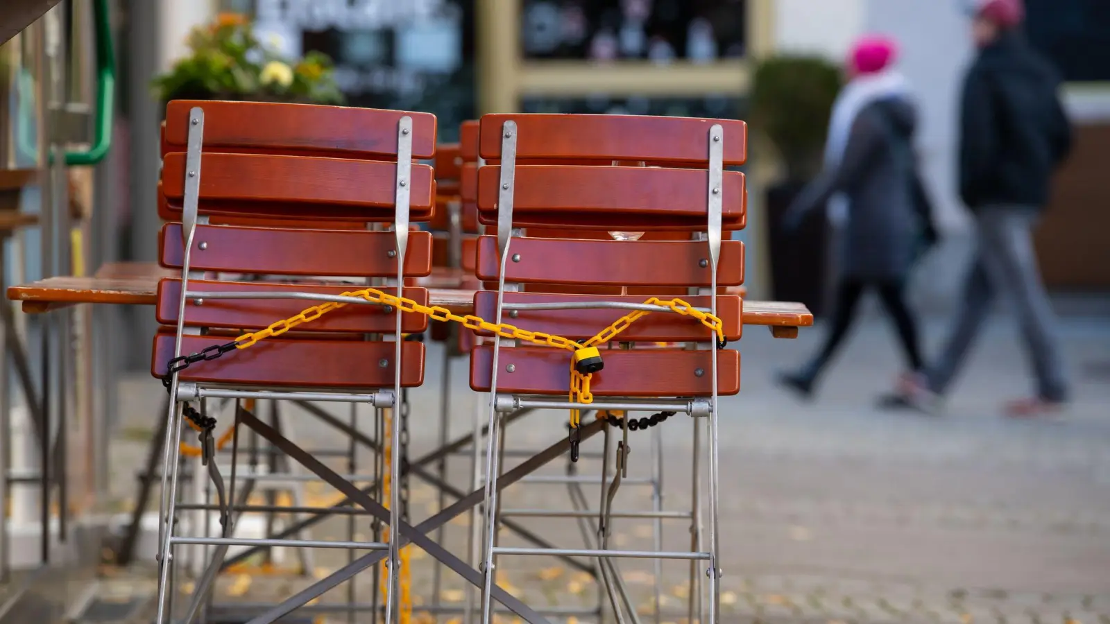 Restaurants nahmen im ersten Halbjahr deutlich weniger ein. (Archivbild) (Foto: Sven Hoppe/dpa)