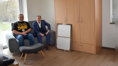 Hauskoordinator Philipp Gawellek (links) und Hans Herold, Vorsitzender des Aufsichtsrats der Lebenshilfe, haben auf dem Sofa in einem der modernisierten Wohnheimzimmer Platz genommen, in das demnächst wieder jemand einziehen wird. (Foto: Ute Niephaus )