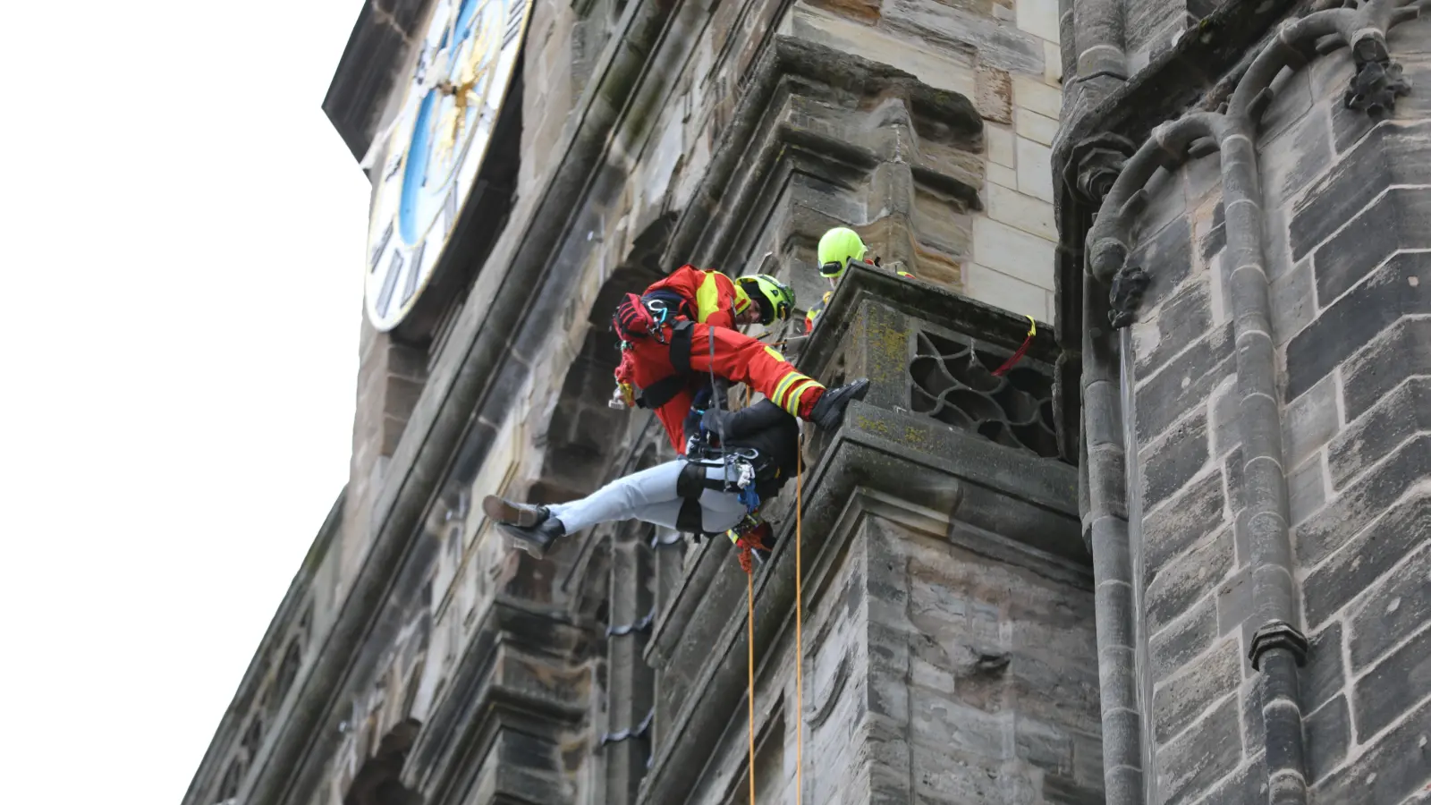 Von der Kirche St. Gumbertus seilen sich auch einmal zwei Personen ab. (Foto: Zeynel Dönmez)