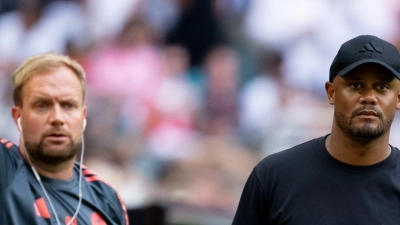 Rollentausch in Paris: Assistent Aaron Danks (l) wird den gesperrten Chefcoach Vincent Kompany am Spielfeldrand vertreten. (Archivbild) (Foto: Sven Hoppe/dpa)