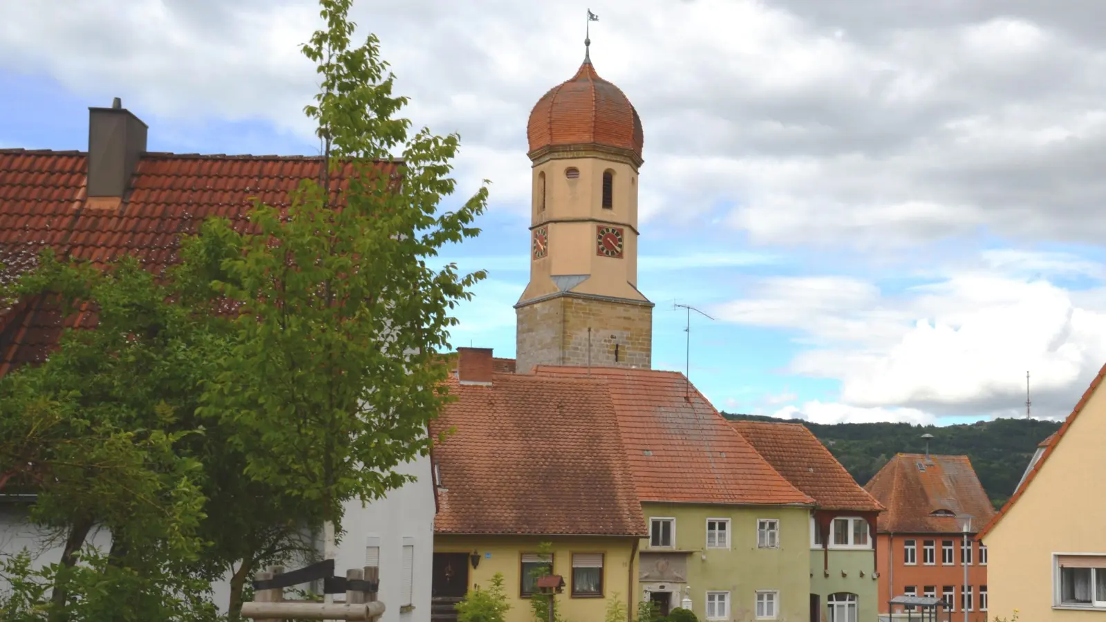 Weithin sichtbar ist die St.-Johannis-Kirche in Aufkirchen, deren ältester Ursprung ins 14. Jahrhundert zurückreicht. (Foto: Peter Tippl)