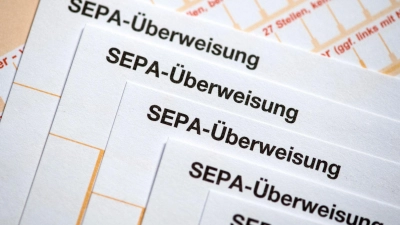 Ein Ex-Sparkassen-Mitarbeiter soll sich Geld von fremden Konten auf eigene Konten überwiesen haben. (Archivbild) (Foto: Fabian Sommer/dpa/dpa-tmn)
