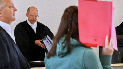 Der Vorsitzende Richter Schütt hat immer wieder Zweifel an den Aussagen der Angeklagten im Mordfall Fabian (Foto: Bernd Wüstneck/dpa)