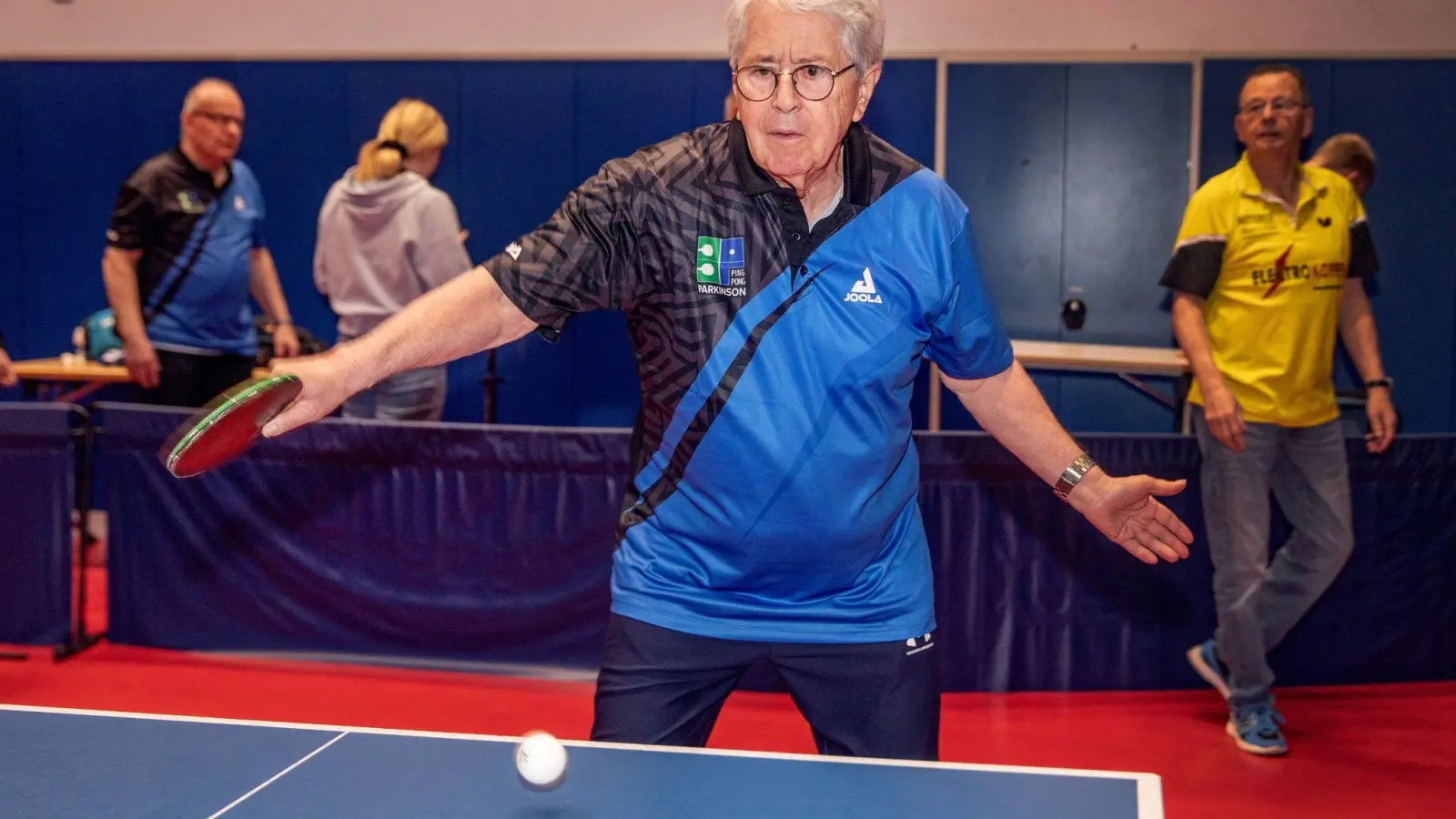 Der Moderator Frank Elstner nimmt am internationalen Tischtennis-Event „PingPongParkinson German Open“ teil. Gegen die fortschreitende Bewegungsverarmung bei Parkinson helfen nicht nur Medikamente, sondern auch aktivierende Therapien. (Foto: Malte Krudewig/dpa)