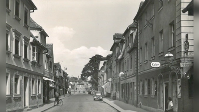 Die Nürnberger Straße auf einem Bild aus den 1930er-Jahren: 1925 gingen hier bei Bauarbeiten die Steine aus, die Verzögerung ärgerte die Bürger. (Repro: Stadtarchiv Ansbach)