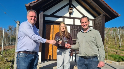 Freuen sich über den Königinnenwein (von links): Ipsheims Weinbauverein-Vorsitzender Stefan Eber, Weinkönigin Selina Steinmüller und Thomas Kreiselmeyer, in dessen Betrieb der Wein entstanden ist. (Foto: Anna Franck)