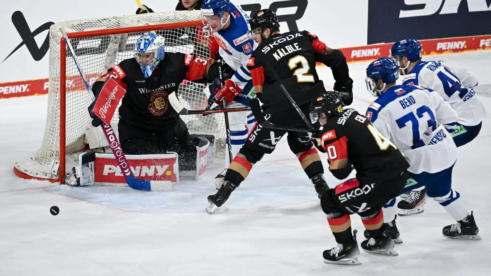 Die Spieler von Deutschland und von der Slowakei kämpfen vor dem Tor um den Puck. (Foto: Sven Hoppe/dpa)