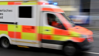 Trotz medizinischer Hilfe starb der Mann noch auf der Autobahn. (Symbolbild) (Foto: Peter Kneffel/dpa)