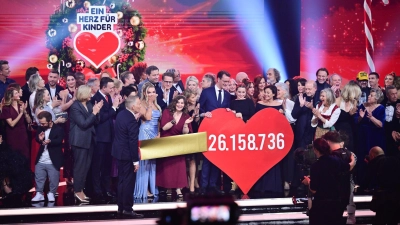 Die Spendensumme der Spenden-Gala „Ein Herz für Kinder“ am Ende der Sendung wird präsentiert. (Foto: Sebastian Christoph Gollnow/dpa)