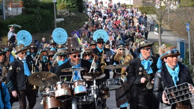 Ein Gesamtkunstwerk: Mit ihrem ausgefeilten Marching-Band-Sound und den schrägen Steampunk-Outfits führte die Schopfler Gugge den langen Drudenzug an. (Foto: Philipp Zimmermann)