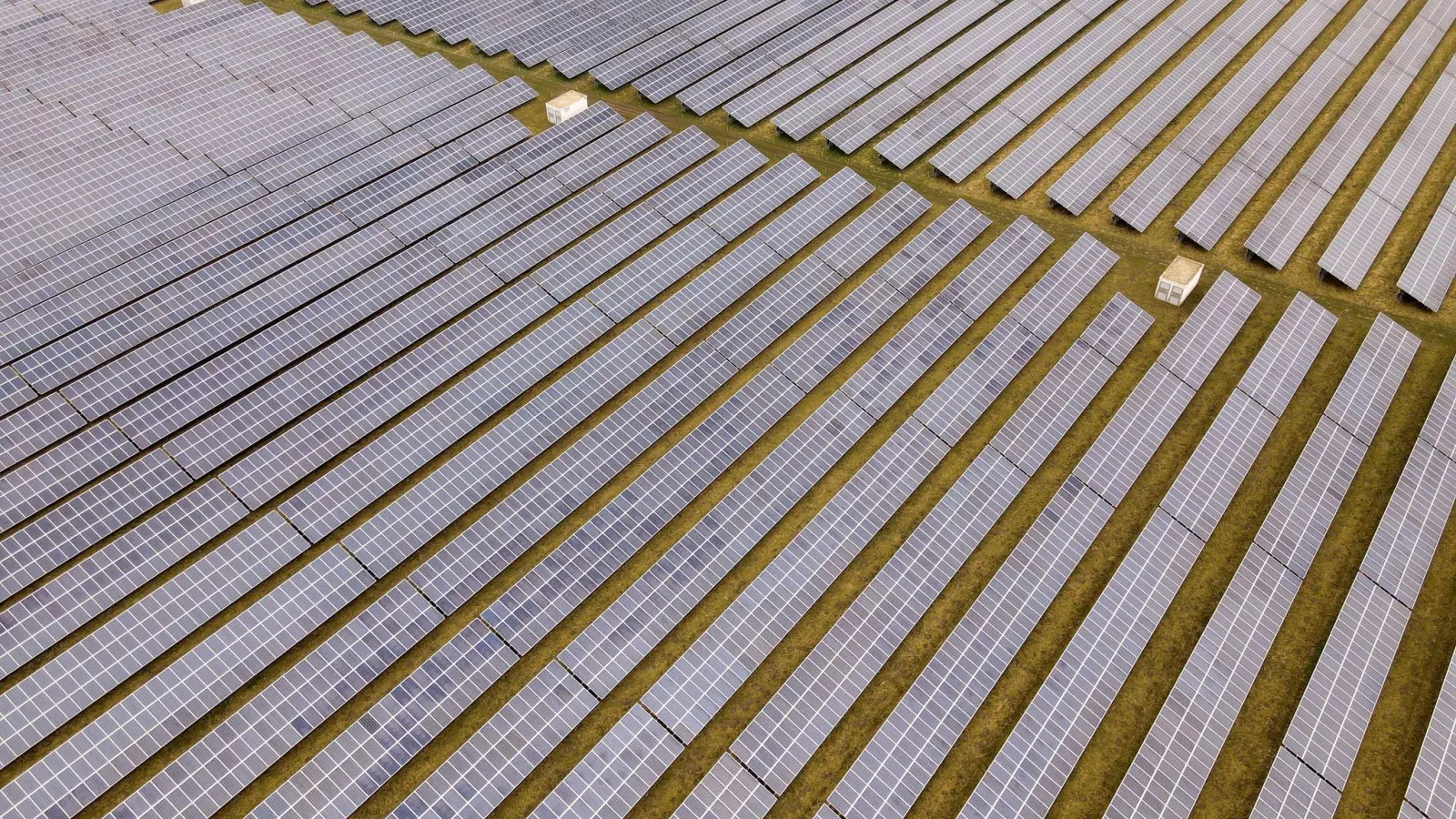 Ein Solarpark der BayWa r.e. in Mecklenburg-Vorpommern am Ostseeflughafen Barth. Die Baywa-Muttergesellschaft verkauft notgedrungen ihre Beteiligung an dem Ökostromunternehmen an den Schweizer Partner E.I.P. (Foto: Bernd Wüstneck/dpa)