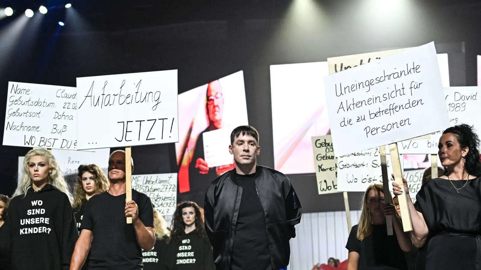 Die Show zu Kilian Kerners neuer Kollektion sieht teils aus wie eine Demonstration.  (Foto: Jens Kalaene/dpa)