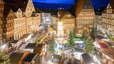 Lichter leuchten auf dem Hildesheimer Weihnachtsmarkt auf dem historischen Marktplatz mit dem Knochenhaueramtshaus. (Foto: Julian Stratenschulte/dpa)