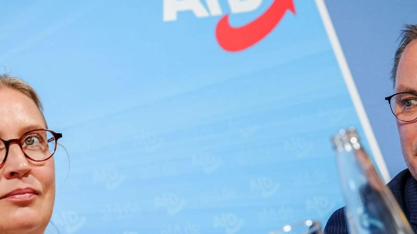 Alice Weidel und Tino Chrupalla. Die AfD-Spitze strebt einen Austritt aus dem rechten Parteienbündnis an und will damit einem Rauswurf zuvorkommen. (Foto: Kay Nietfeld/dpa)