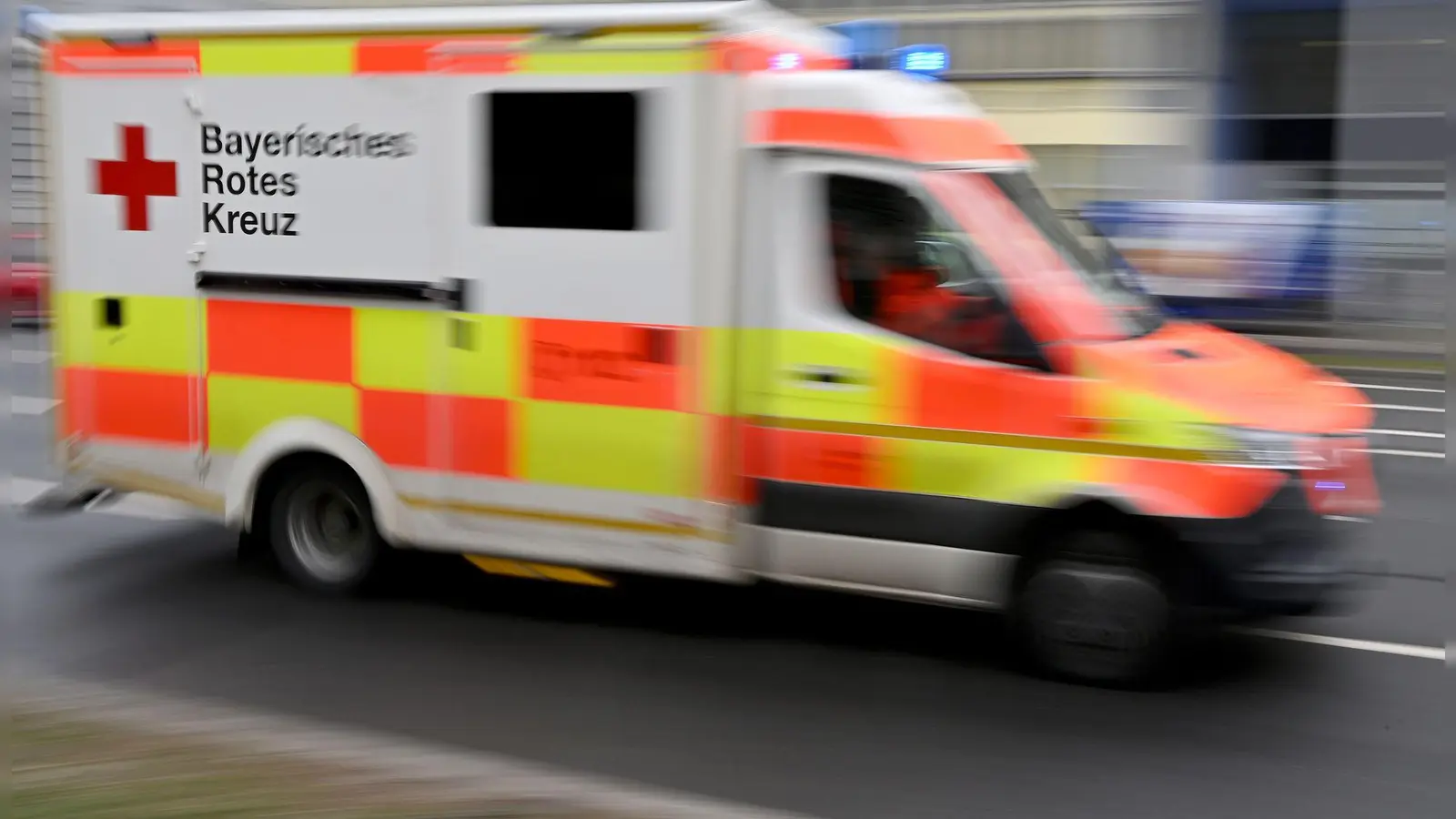 Sanitäter bringen den schwer verletzten Traktorfahrer in ein Krankenhaus. (Symbolbild) (Foto: Peter Kneffel/dpa)