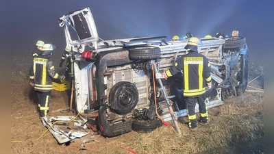 Der Kastenwagen kam neben der Straße seitlich zum Liegen. Der Fahrer musste befreit werden. (Foto: Feuerwehr Rothenburg/Christian Huprich)