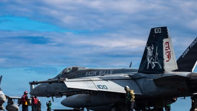 Das US-Militär nutzt für seine Angriffe im Iran unter anderem zwei Flugzeugträger.  (Foto: Uncredited/U.S. Central Command/AP/dpa)