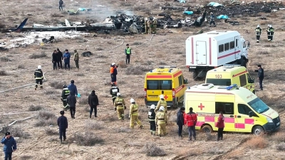 29 Menschen überlebten den Absturz teilweise schwer verletzt. (Foto: Azamat Sarsenbayev/AP/dpa)