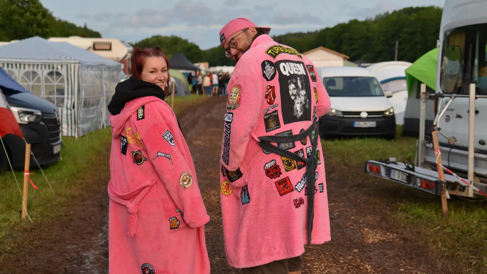 Jaqueline und Armin aus Ulm tragen echte Hingucker: Pinke Bademäntel mit Aufnähern ihrer Lieblingsbands. (Foto: Yvonne Neckermann)