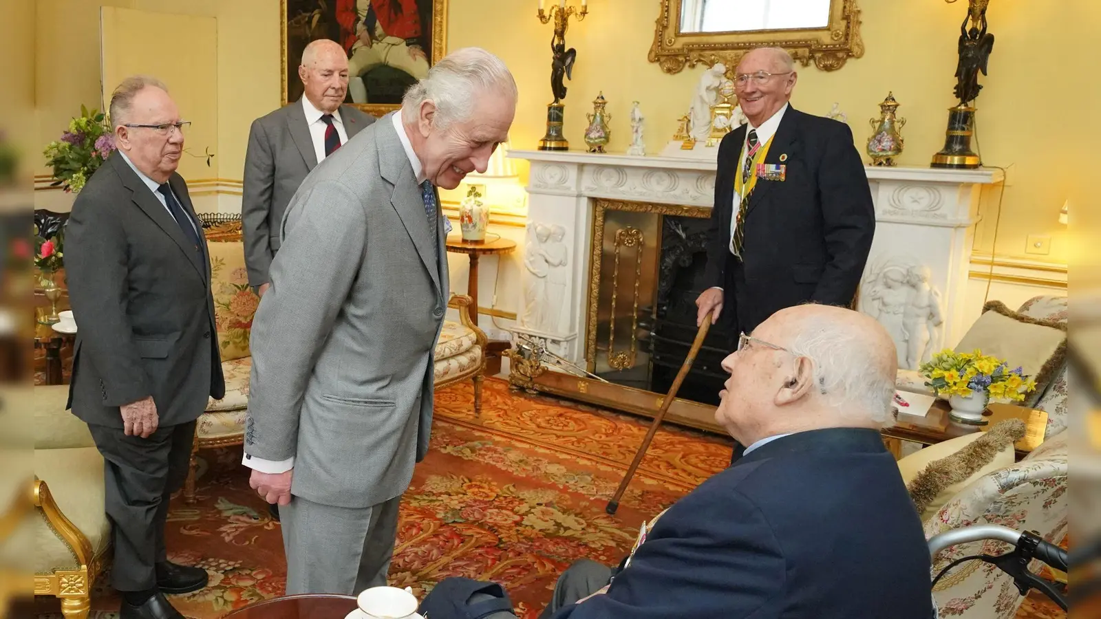 König Charles III. (M) bei einer Audienz im Buckingham-Palast mit Veteranen des Koreakriegs. (Foto: Jonathan Brady/PA Wire/dpa)