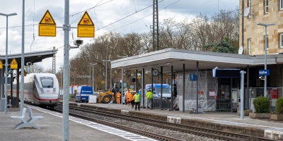 Die Vorbereitungen haben schon begonnen und demnächst wird der Bahnsteig des Gleises 1 am Neustädter Bahnhof umgebaut. Viele fragen sich allerdings nun: Warum nur?  (Foto: Mirko Fryska)