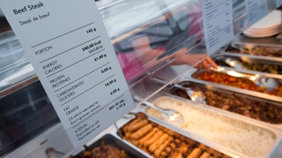 Das Bundesministerium für Ernährung und Landwirtschaft (BMEL) prüft, ob Kalorien-Angaben in Speisekarten in Deutschland möglich und sinnvoll sind. (Foto: Michael Kappeler/dpa)