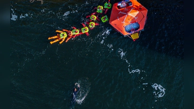 Auch das Paddeln mit einer Rettungsinsel stand auf dem Stundenplan. (Foto: Jens Büttner/dpa)
