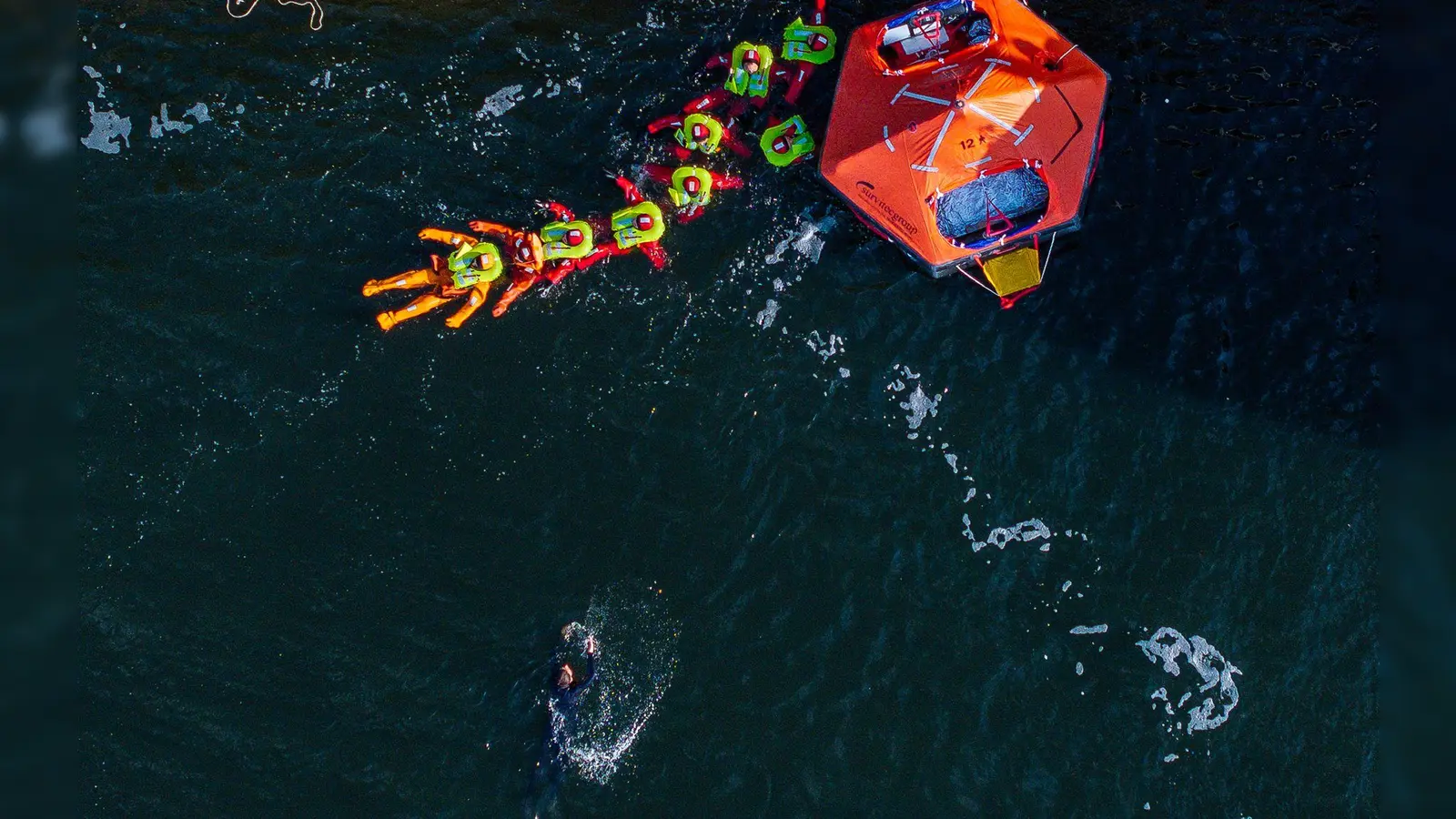 Auch das Paddeln mit einer Rettungsinsel stand auf dem Stundenplan. (Foto: Jens Büttner/dpa)