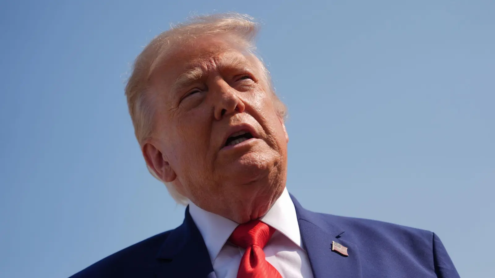 Trump kündigt nach iranischen Angriffen Vergeltung an. (Archivbild) (Foto: Julia Demaree Nikhinson/AP/dpa)