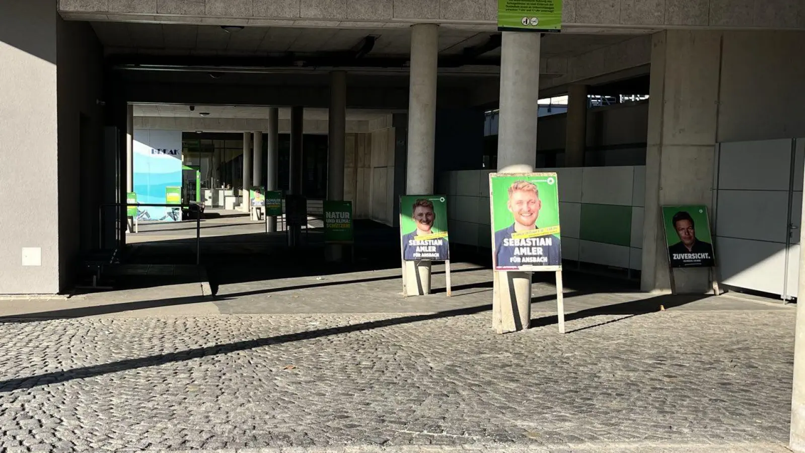 Fein säuberlich wurden die Wahlplakate der Grünen auf dem Pausenhof des Theresien-Gymnasiums abgestellt. (Foto: Privat)