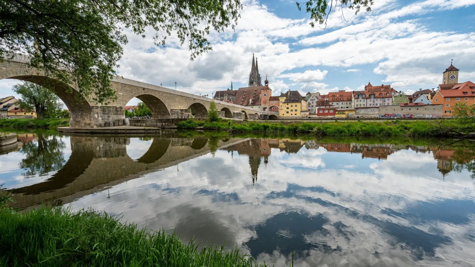 Regensburg ist 2006 für seine Altstadt mit dem Titel Unesco-Welterbe ausgezeichnet worden. (Archivbild) (Foto: Armin Weigel/dpa)