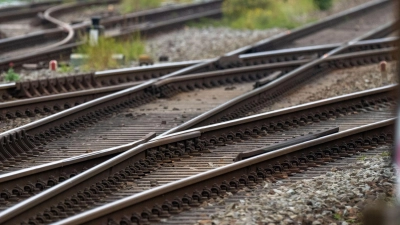 In Unterfranken kam es zu Zugverspätungen, weil eine Seniorin mit ihrem Wagen fälschlicherweise auf die Bahngleise gefahren war. (Archivbild) (Foto: Stefan Sauer/dpa)