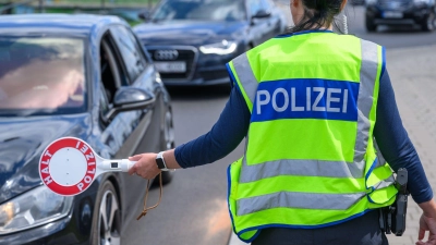 Wo viel kontrolliert wird, ist viel Geduld gefragt.  (Foto: Patrick Pleul/dpa)