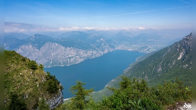 Schon wieder ein tödliches Unglück: Ein deutscher Gleitschirmflieger stirbt am Gardasee. (Archivbild) (Foto: Daniel Reinhardt/dpa)