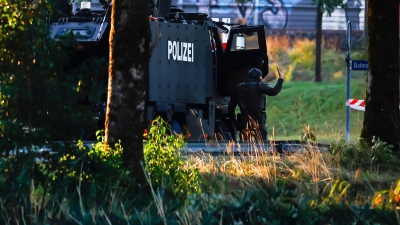 Es gibt einen Großeinsatz der Polizei.  (Foto: Michael Buholzer/KEYSTONE/dpa)