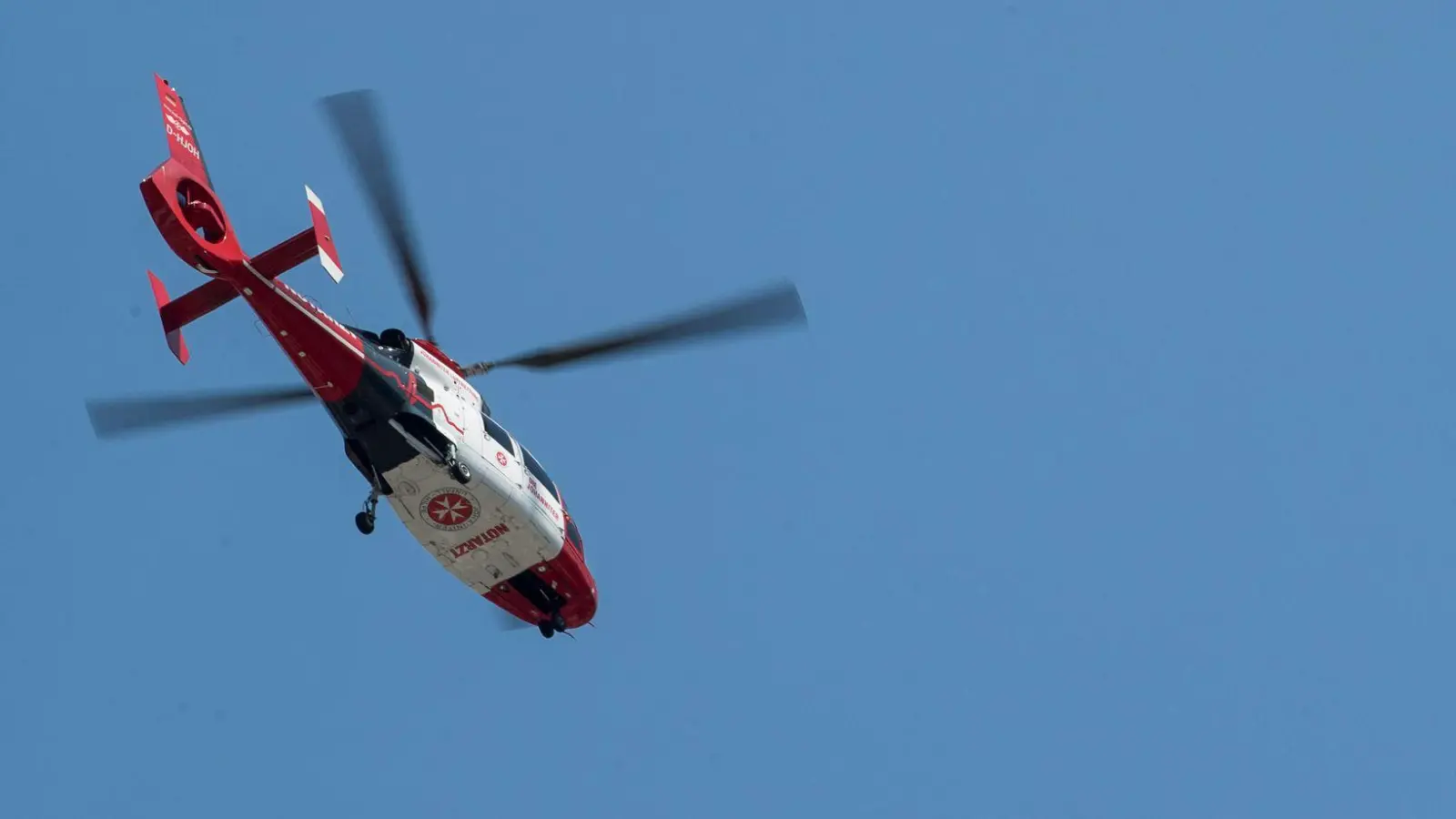 Mit lebensgefährlichen Verletzungen wurde der 14-jährige E-Scooter-Fahrer in eine Klinik geflogen. (Symbolbild)  (Foto: Sebastian Gollnow/dpa)