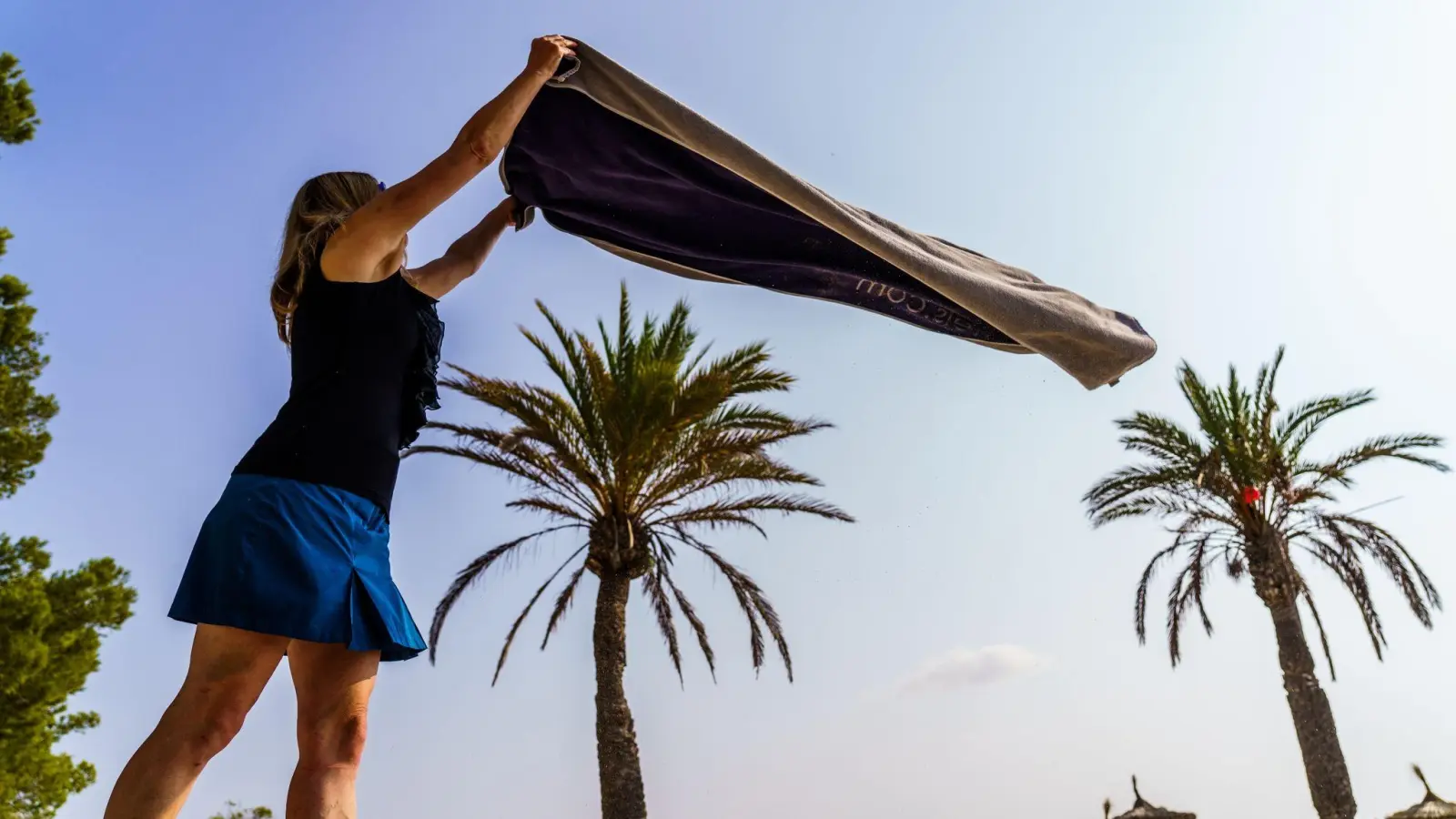 Mein Handtuch, mein Platz! Endlich wieder Urlaub mit Strand - damit kehren allerdings auch die Unsitten zurück. (Foto: Andreas Arnold/dpa)