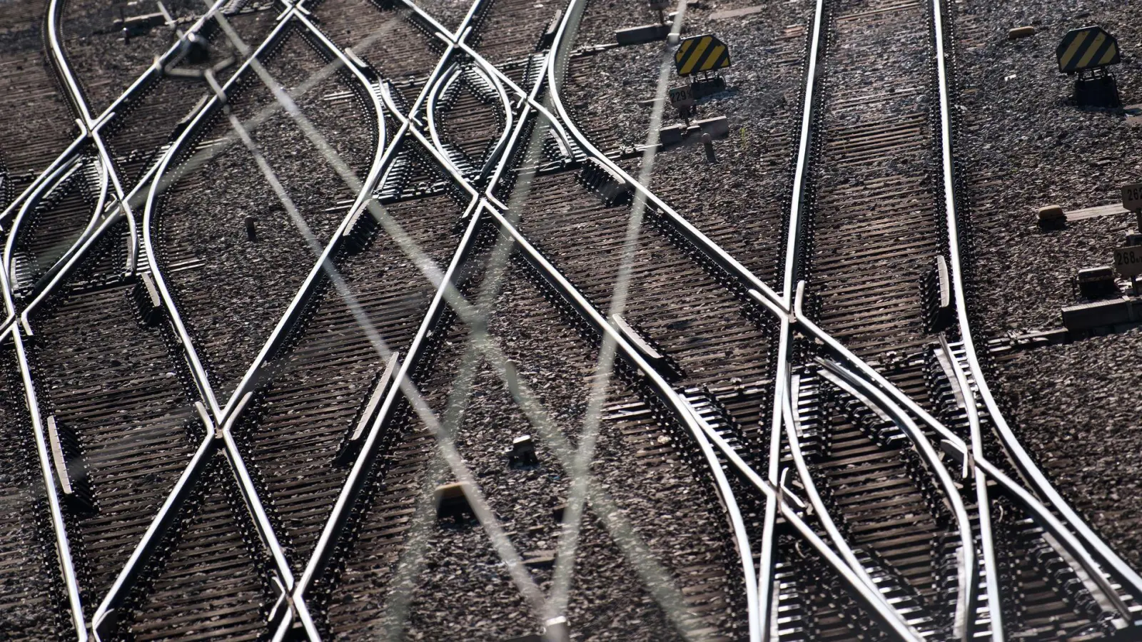 In der Oberpfalz fuhr ein Regionalexpress über die Gegenstände auf den Gleisen. (Symbolbild) (Foto: Sven Hoppe/dpa)
