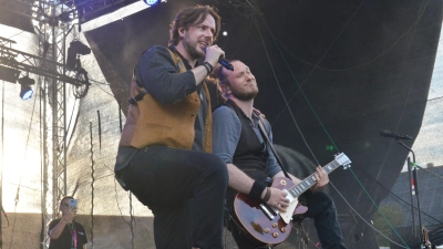 Die Gossenpoeten haben allgemeingültige Weisheiten fürs Festival-Volk. Ein Beispiel: „Das letzte Bier war immer schlecht.“ (Foto: Yvonne Neckermann)