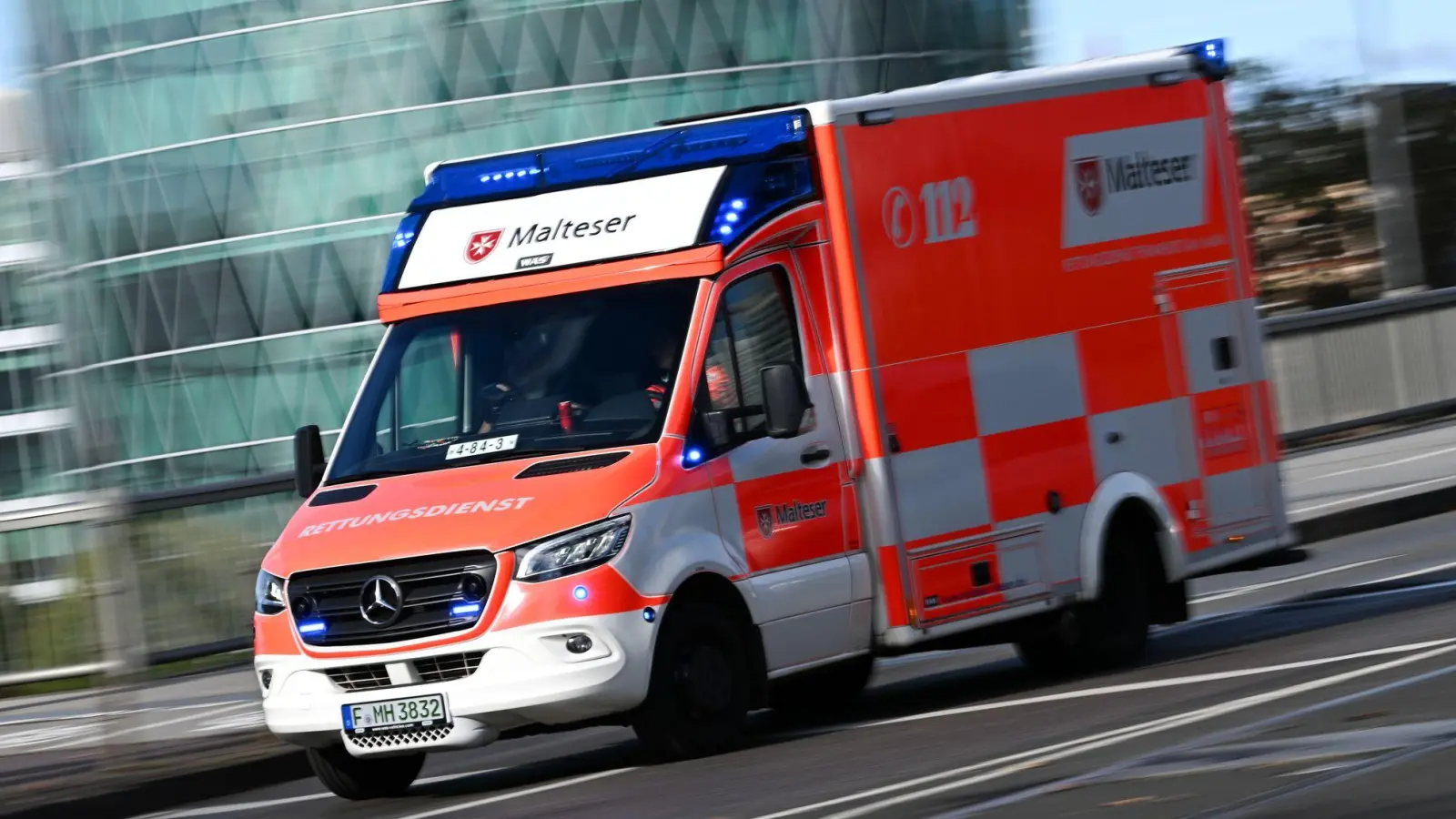 Nach einem Autounfall stirbt eine Frau in einer Klinik. (Symbolbild) (Foto: Arne Dedert/dpa)