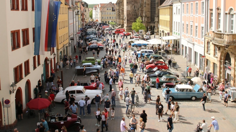 Die Oldtimer auf dem Martin-Luther-Platz waren neben den offenen Geschäften und den Foodtrucks ein Publikumsmagnet. (Foto: Alexander Biernoth)