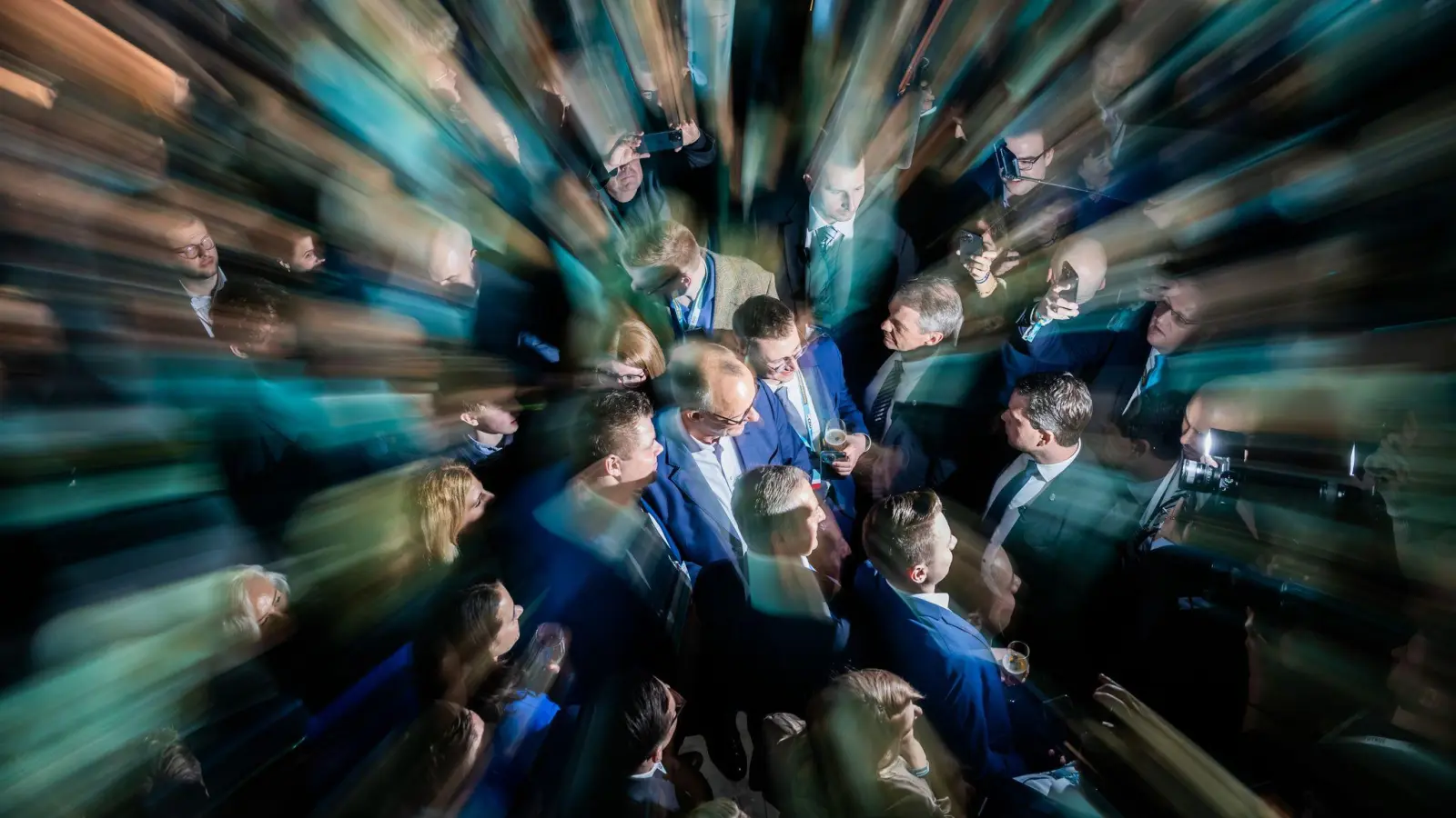 Der Kanzlerkandidat der Union, Friedrich Merz, steht am Wahlabend zwischen Parteifreunden in der CDU-Parteizentrale. (Foto: Christoph Soeder/dpa)