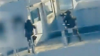 Bewaffnete Soldaten seilten sich auf den Tanker ab. (Foto: U.S. Attorney General's Office/X/AP/dpa)