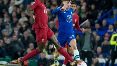 Kai Havertz (r) wechselt vom FC Chelsea zum FC Arsenal. (Foto: Frank Augstein/AP/dpa)